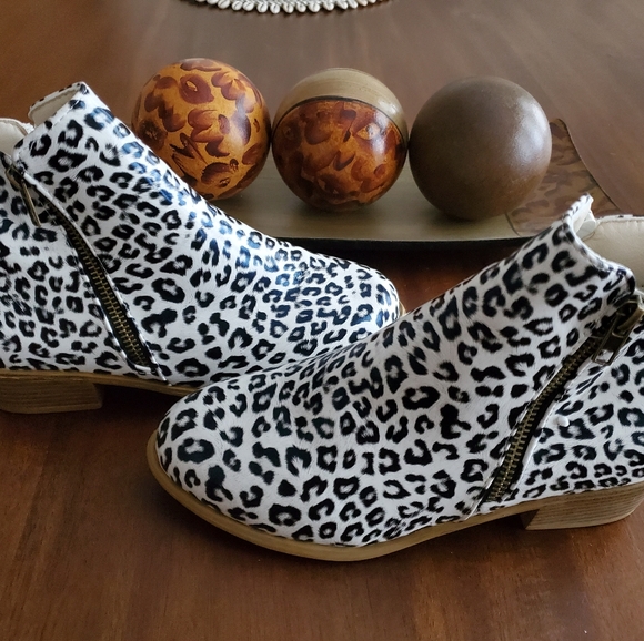 White Leopard Print Ankle Booties - Picture 3 of 4